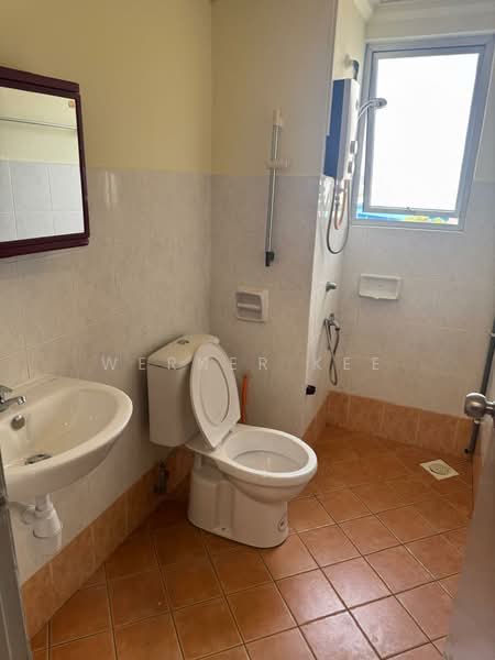 Pangsapuri untuk Disewa di Permas Ville Apartment - Werner Kee - Bathroom - PropertyGuru.com.my