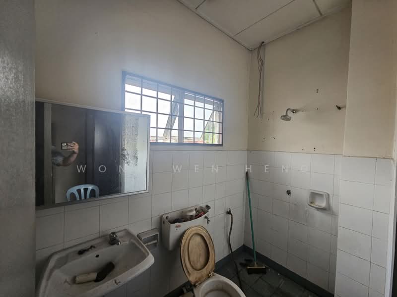 Rumah Teres 2-Tingkat untuk Dijual di Bandar Putra Permai (Seri Kembangan) - Wong Wen Heng - Bathroom - PropertyGuru.com.my