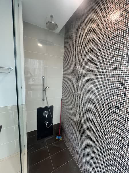Kediaman Servis untuk Dijual di Swiss Garden Residences - Lewis Tam - Bathroom - PropertyGuru.com.my