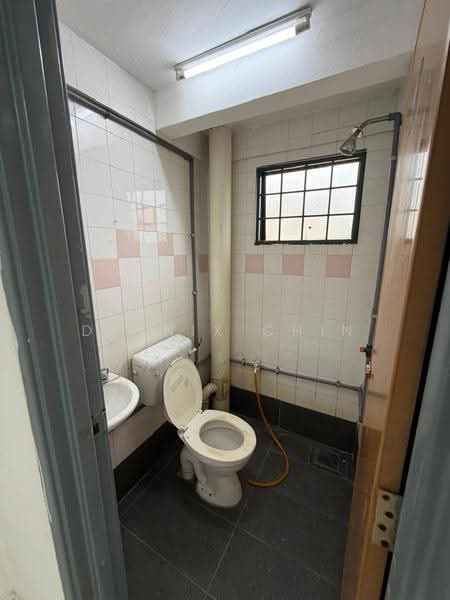Pangsapuri untuk Dijual di Pangsapuri Perdana - Dennix Chin - Bathroom - PropertyGuru.com.my