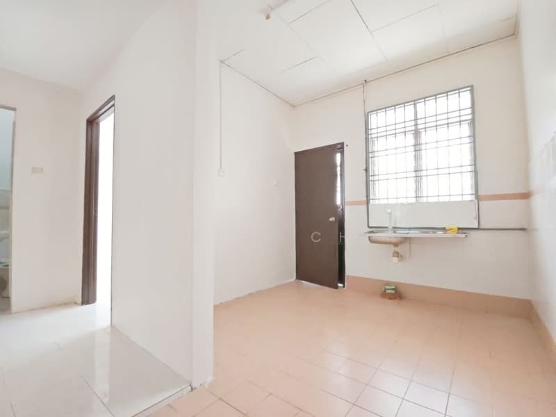 1.5-storey Terraced House for Sale in Taman Scientex Pasir Gudang (Pasir Gudang) - Stella Chia - Kitchen - PropertyGuru.com.my