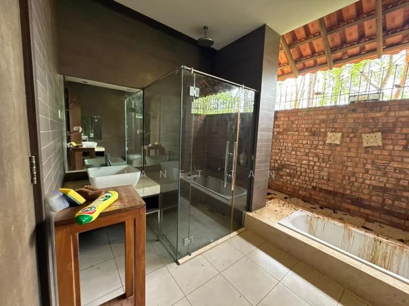 Bungalow House for Sale in Leisure Farm (Gelang Patah) - Janet Tan - Bathroom - PropertyGuru.com.my