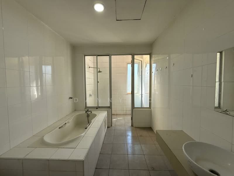 Cluster House for Sale in Taman Anggun (Rawang) - Danny Lo - Bathroom - PropertyGuru.com.my