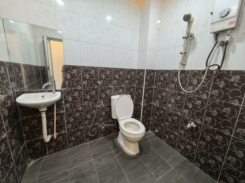 Rumah Teres 1-Tingkat untuk Dijual di Taman Ungku Tun Aminah (Skudai) - Eva Siow - Bathroom - PropertyGuru.com.my