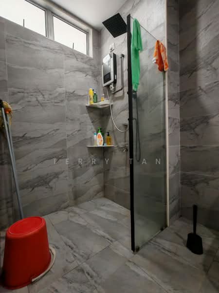 Semi-Detached House for Sale in Taman Bukit Jaya (Ulu Tiram) - Terry Tan - Bathroom - PropertyGuru.com.my