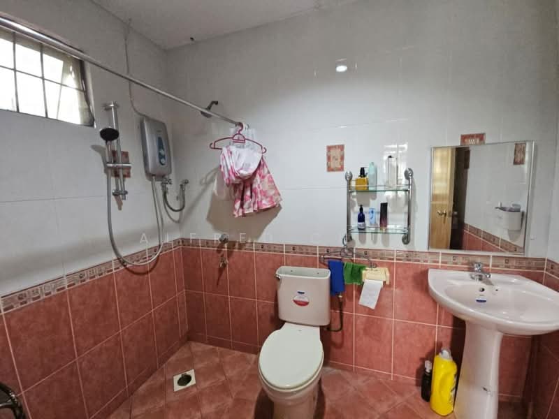 2-storey Terraced House for Sale in Tabuan Desa (Kuching) - Alfred Chua - Bathroom - PropertyGuru.com.my