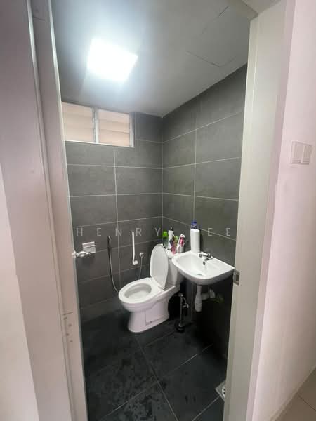 Service Residence for Sale at Midas @ Seri Alam - Henry Lee - Bathroom - PropertyGuru.com.my