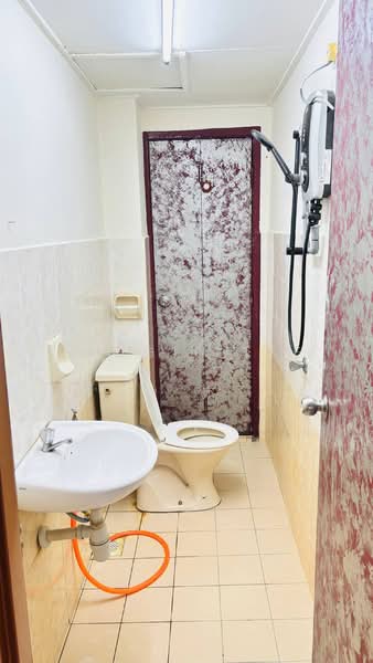 Pangsapuri untuk Dijual di Bayu Puteri 3 - Paggie Tee - Bathroom - PropertyGuru.com.my