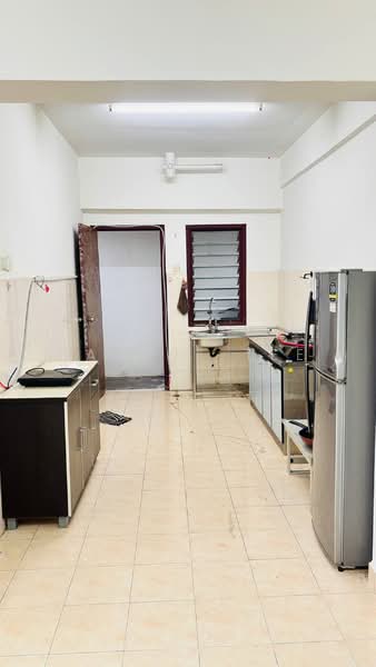 Pangsapuri untuk Dijual di Bayu Puteri 3 - Paggie Tee - Kitchen - PropertyGuru.com.my