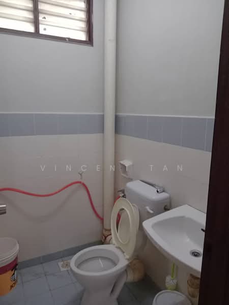 Pangsapuri untuk Disewa di Apartment Mawar - Vincent Tan - Bathroom - PropertyGuru.com.my
