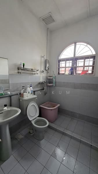 Rumah Teres 2-Tingkat untuk Dijual di Taman Putra Indah (Seri Kembangan) - Ken Kum - Bathroom - PropertyGuru.com.my