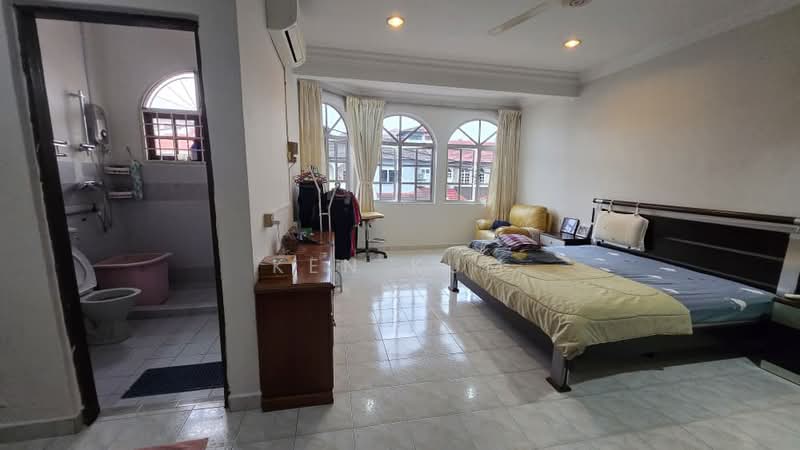 Rumah Teres 2-Tingkat untuk Dijual di Taman Putra Indah (Seri Kembangan) - Ken Kum - Bedroom - PropertyGuru.com.my