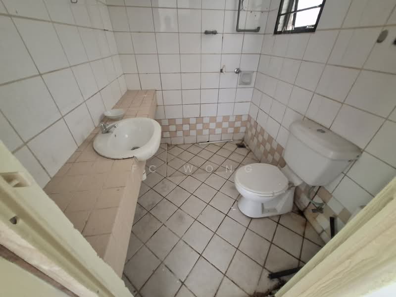 Condominium for Sale at Armanee - FC Wong - Bathroom of Armanee Codominium for Sell - PropertyGuru.com.my