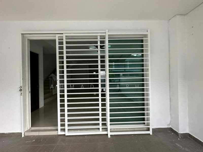 Rumah Teres 2-Tingkat untuk Dijual di Kajang (Selangor) - Ahmad Farhi - Entrance - PropertyGuru.com.my