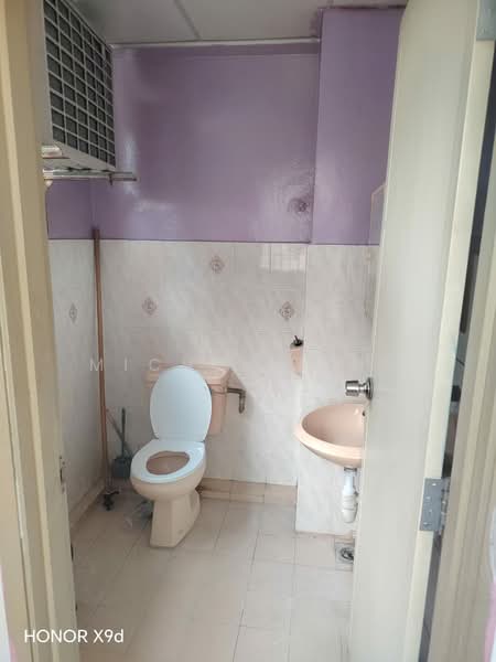 Pangsapuri untuk Disewa di Pangsapuri Persiaran Tanjung - Michelle He - Bathroom - PropertyGuru.com.my