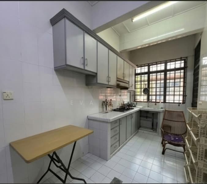 1.5-storey Terraced House for Sale in Taman Molek (Johor Bahru) - Eva Yeo - Kitchen - PropertyGuru.com.my