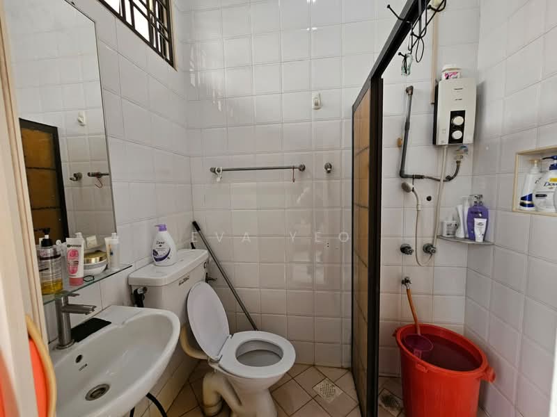 1-storey Terraced House for Sale in Taman Molek (Johor Bahru) - Eva Yeo - Bathroom - PropertyGuru.com.my