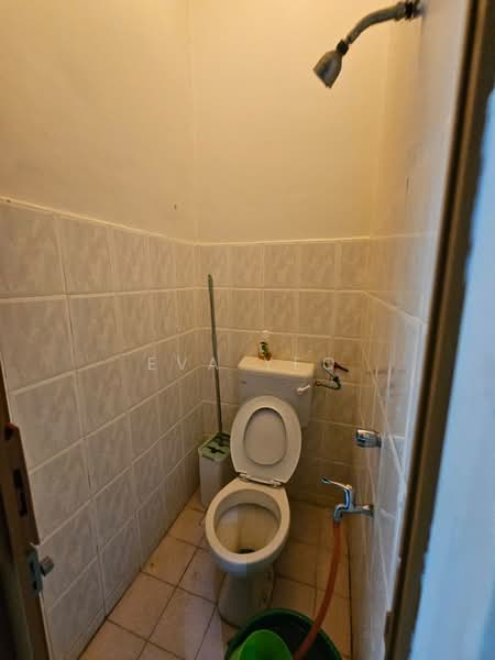 1-storey Terraced House for Sale in Taman Molek (Johor Bahru) - Eva Yeo - Bathroom - PropertyGuru.com.my