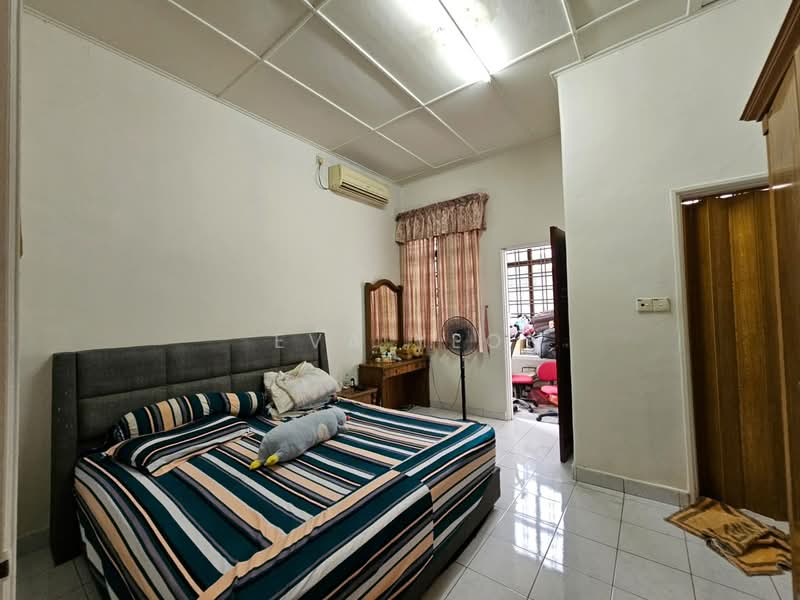 1-storey Terraced House for Sale in Taman Molek (Johor Bahru) - Eva Yeo - Bedroom - PropertyGuru.com.my