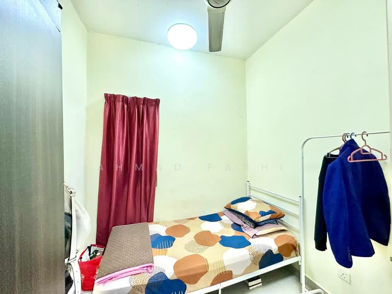 Pangsapuri untuk Dijual di Putra Suria Residence - Ahmad Farhi - Bedroom - PropertyGuru.com.my