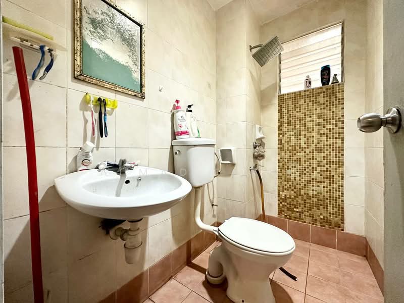 Pangsapuri untuk Dijual di The Lumayan Apartment - Ahmad Farhi - Bathroom - PropertyGuru.com.my