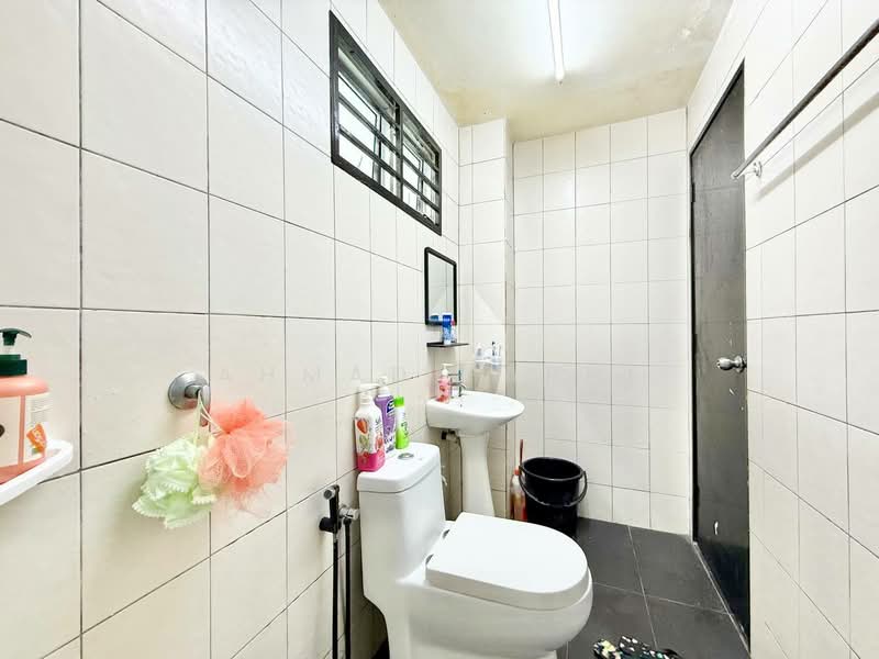 Rumah Bandar untuk Dijual di Taman Kantan Permai (Kajang) - Ahmad Farhi - Bathroom - PropertyGuru.com.my