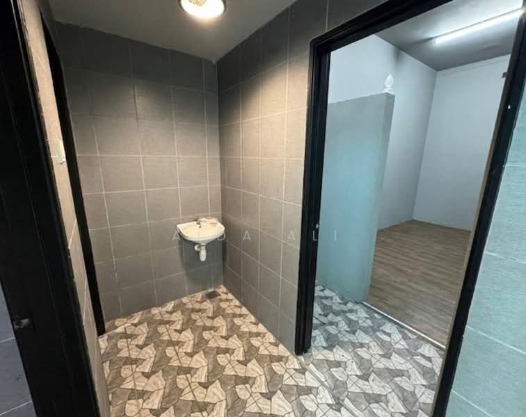 Commercial Semi-D for Rent in Shah Alam (Selangor) - Aida Ali - Bathroom - PropertyGuru.com.my