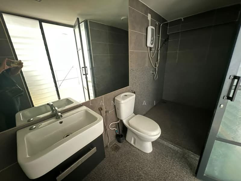 Kondominium untuk Disewa di Empire Damansara (Empire SOHO 2) - Alan Tai - Bathroom - PropertyGuru.com.my