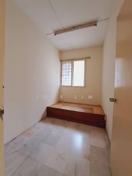 Pangsapuri untuk Dijual di Happy Garden Apartment - Jo-e Lim - Bedroom - PropertyGuru.com.my