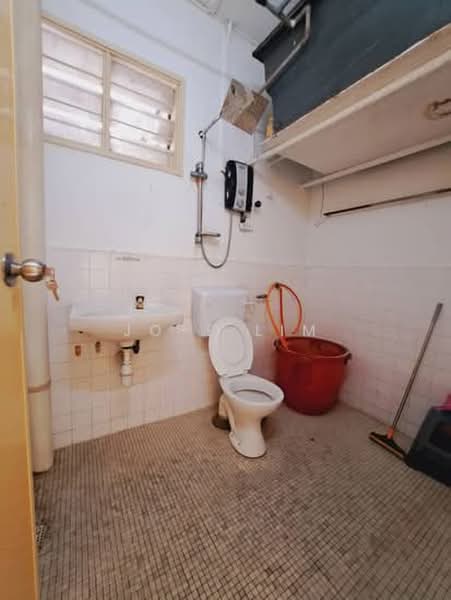Pangsapuri untuk Dijual di Happy Garden Apartment - Jo-e Lim - Bathroom - PropertyGuru.com.my