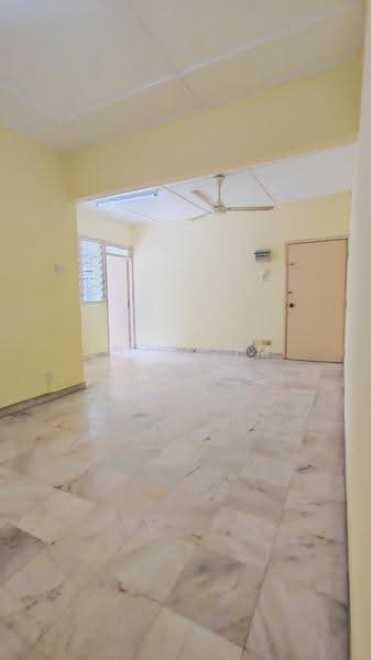 Pangsapuri untuk Dijual di Happy Garden Apartment - Jo-e Lim - Living Room - PropertyGuru.com.my