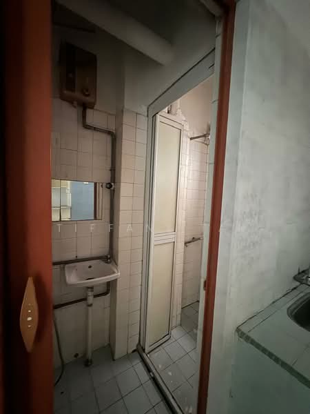 Pangsapuri untuk Disewa di Teratai Mewah Apartment Block 4 & 6 - Tiffany Tan - Bathroom - PropertyGuru.com.my