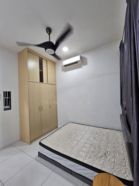 Kediaman Servis untuk Dijual di Skypod Residence - Ong KK - Bedroom - PropertyGuru.com.my