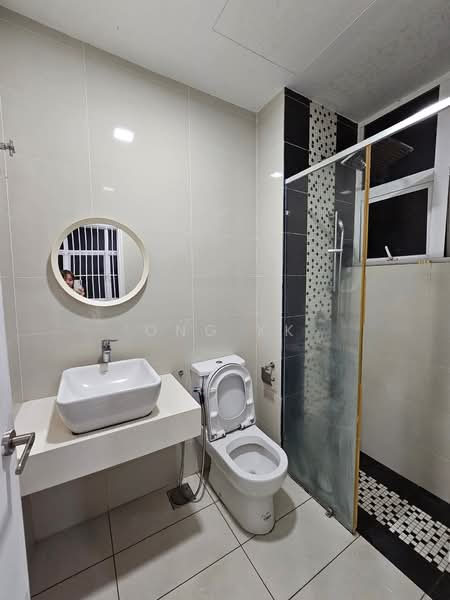 Kediaman Servis untuk Dijual di Skypod Residence - Ong KK - Bathroom - PropertyGuru.com.my