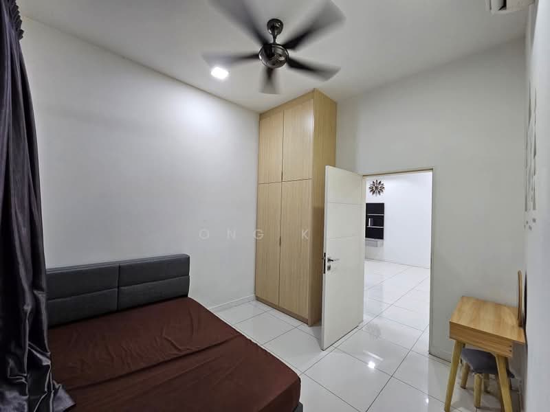 Kediaman Servis untuk Dijual di Skypod Residence - Ong KK - Bedroom - PropertyGuru.com.my