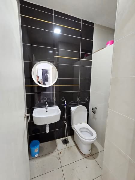 Kediaman Servis untuk Dijual di Skypod Residence - Ong KK - Bathroom - PropertyGuru.com.my