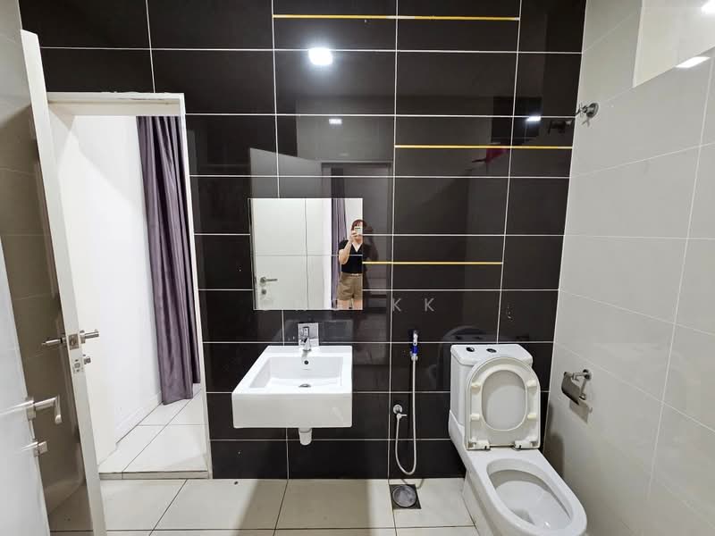Kediaman Servis untuk Dijual di Skypod Residence - Ong KK - Bathroom - PropertyGuru.com.my