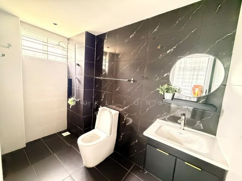 1.5-storey Terraced House for Sale in Taman Molek (Johor Bahru) - Yuki Fong - Bathroom - PropertyGuru.com.my