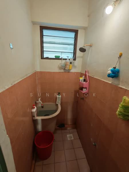 Flat for Sale at Pusat Perniagaan Jalan Raja Uda - Sunny Lok - Bathroom - PropertyGuru.com.my