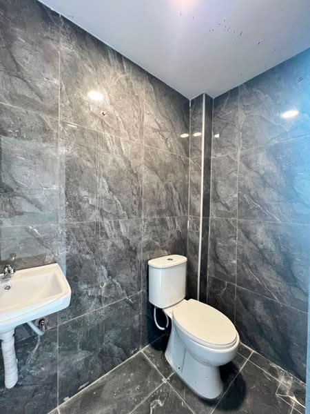 Semi-Detached House for Sale in Taman Dato' Yahya Shahban (Ulu Tiram) - JAN AU - Bathroom - PropertyGuru.com.my