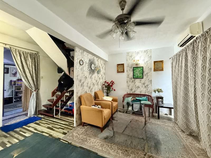 Rumah Teres 2-Tingkat untuk Dijual di Kampung Gombak Indah (Batu Caves) - Izzaza Izzati - Living Room - PropertyGuru.com.my