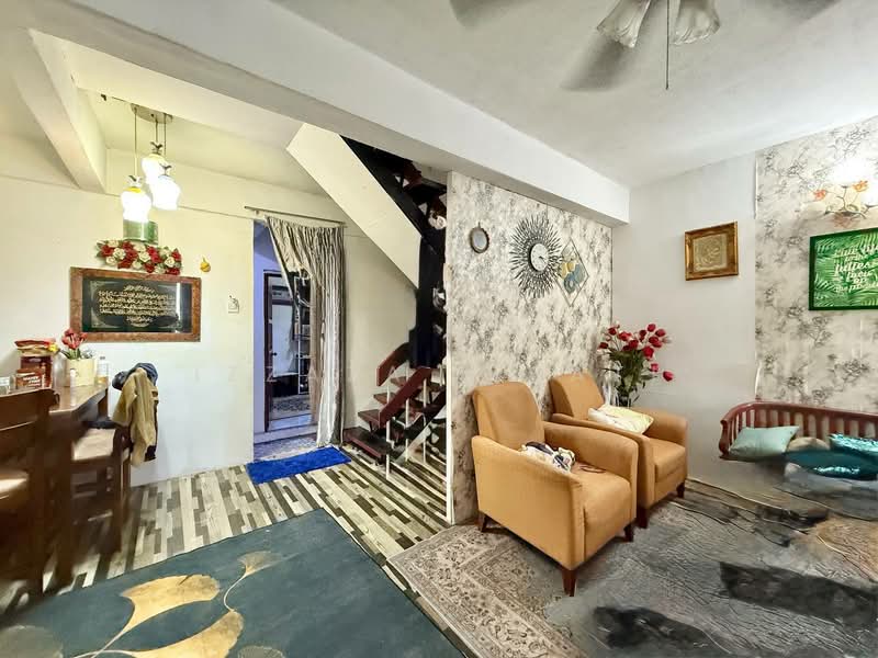 Rumah Teres 2-Tingkat untuk Dijual di Kampung Gombak Indah (Batu Caves) - Izzaza Izzati - Living Room - PropertyGuru.com.my