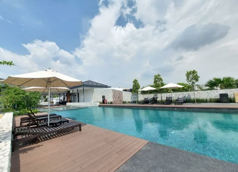 Semi-Detached House for Sale in Puncak Alam (Selangor) - Sabrina Chong - Pool - PropertyGuru.com.my