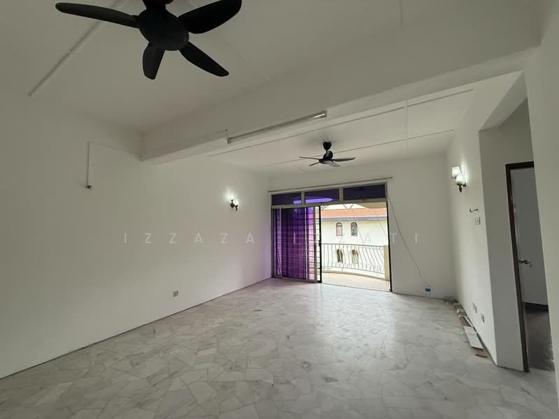 Pangsapuri untuk Dijual di Intan Apartment - Izzaza Izzati - Living Room - PropertyGuru.com.my