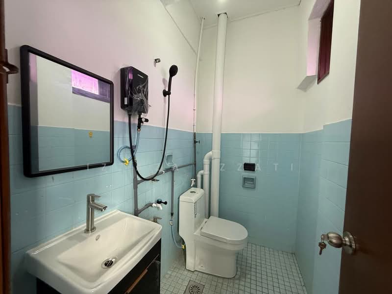 Pangsapuri untuk Dijual di Intan Apartment - Izzaza Izzati - Bathroom - PropertyGuru.com.my