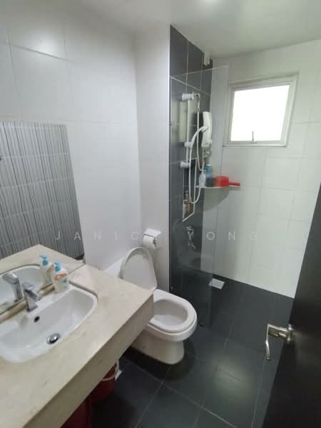 Service Residence for Sale at D'Tasek Residences (Tasek Impian) - Janice Yong - Bathroom - PropertyGuru.com.my