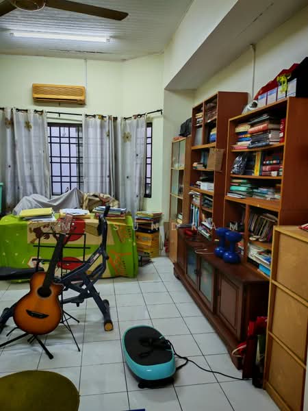 Rumah Berkembar untuk Dijual di Taman Mesra (Klang) - M. Sundram - Living Room - PropertyGuru.com.my