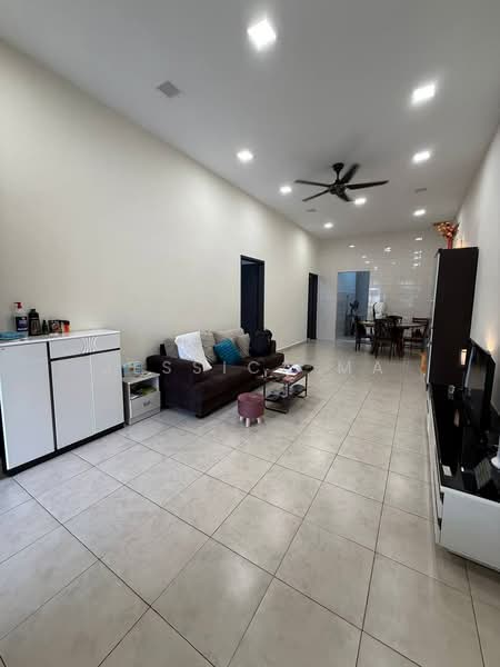 Rumah Teres 2-Tingkat untuk Disewa di Taman Pelangi Indah (Ulu Tiram) - Jessica Ma - Living Room - PropertyGuru.com.my