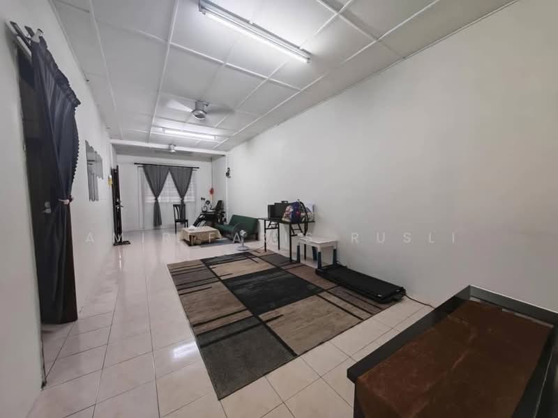 1-storey Terraced House for Sale in Taman Putri Kulai (Kulai) - Amir Faris Rusli - Living Room - PropertyGuru.com.my
