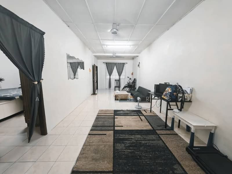 1-storey Terraced House for Sale in Taman Putri Kulai (Kulai) - Amir Faris Rusli - Living Room - PropertyGuru.com.my